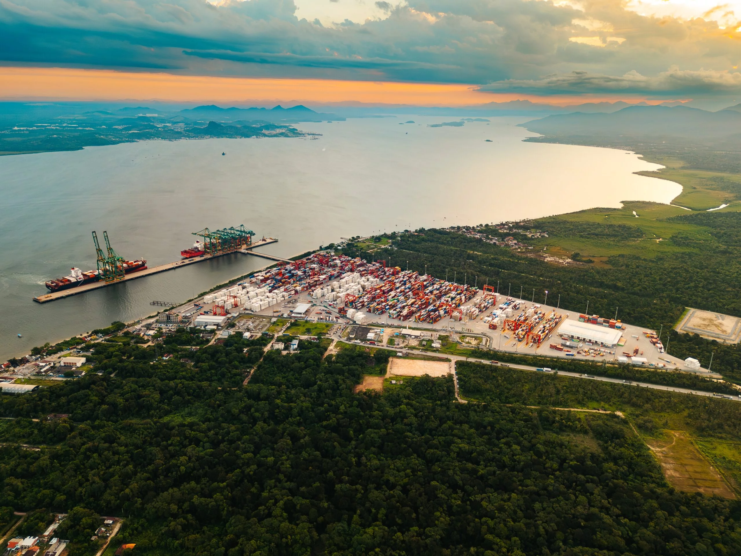Porto Itapoá ao pôr do sol